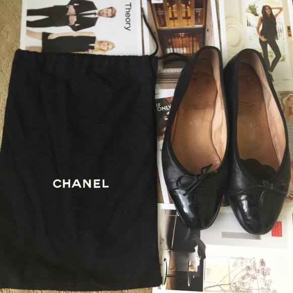 CHANEL Shoes - 💯%Authentic Chanel black ballet flats & shoe bag